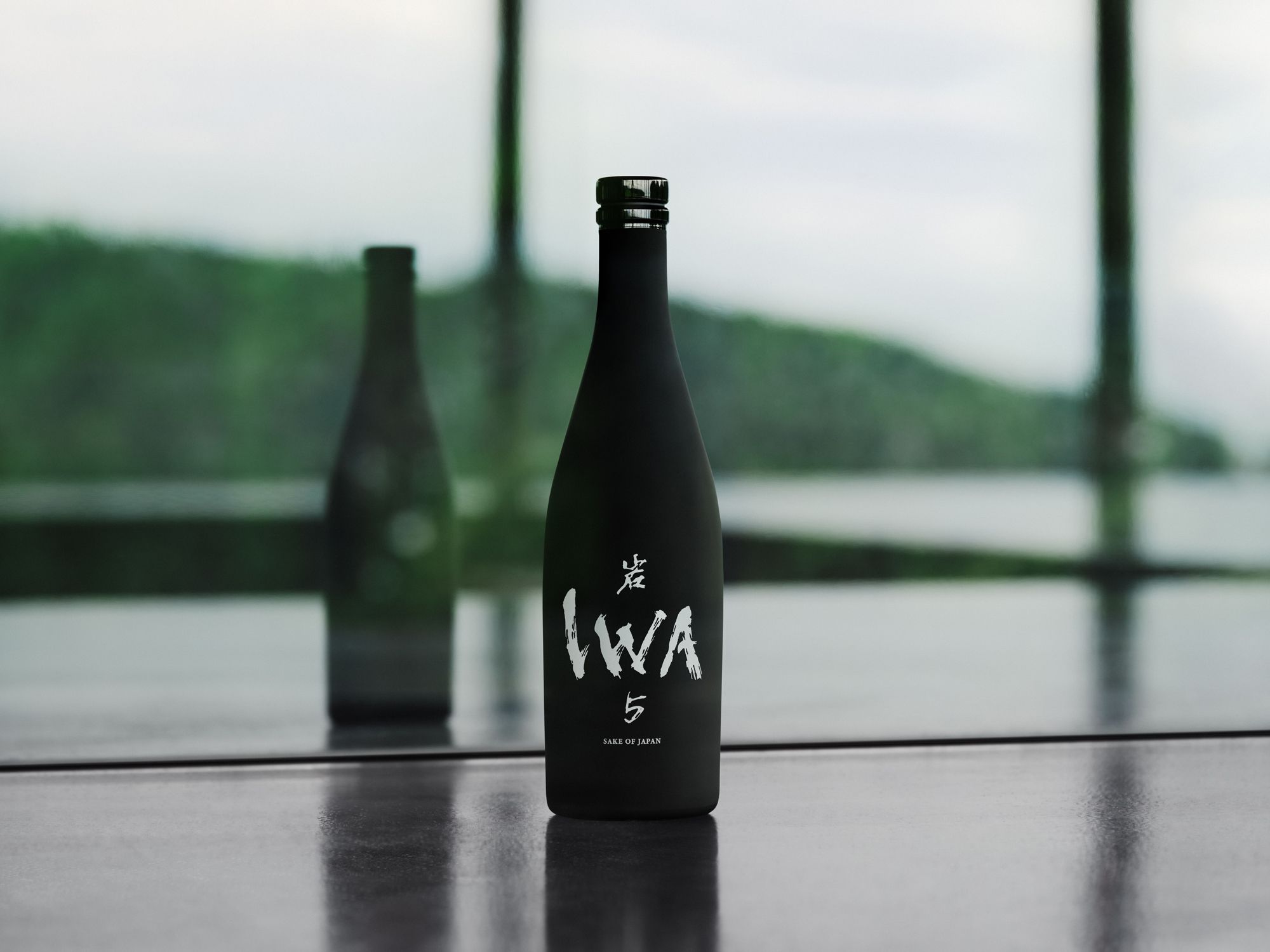 ドン ペリニヨン」を率いた醸造の名匠が創立。日本酒「IWA」の新作が発売！｜ELLE gourmet [エル・グルメ]