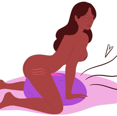 オーラルセックスがしやすいポジションや、腟の奥をより刺激できる体位など、枕の使い方次第でセックスの可能性が広がるはず。本記事では、感じ方が大きく変わる「枕を使ったセックス体位」をコスモポリタン アメリカ版からお届けします。