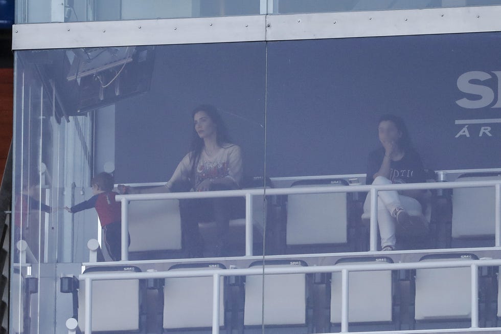 PILAR RUBIO CON SUS HIJOS EN EL PALCO DEL BERNABEU