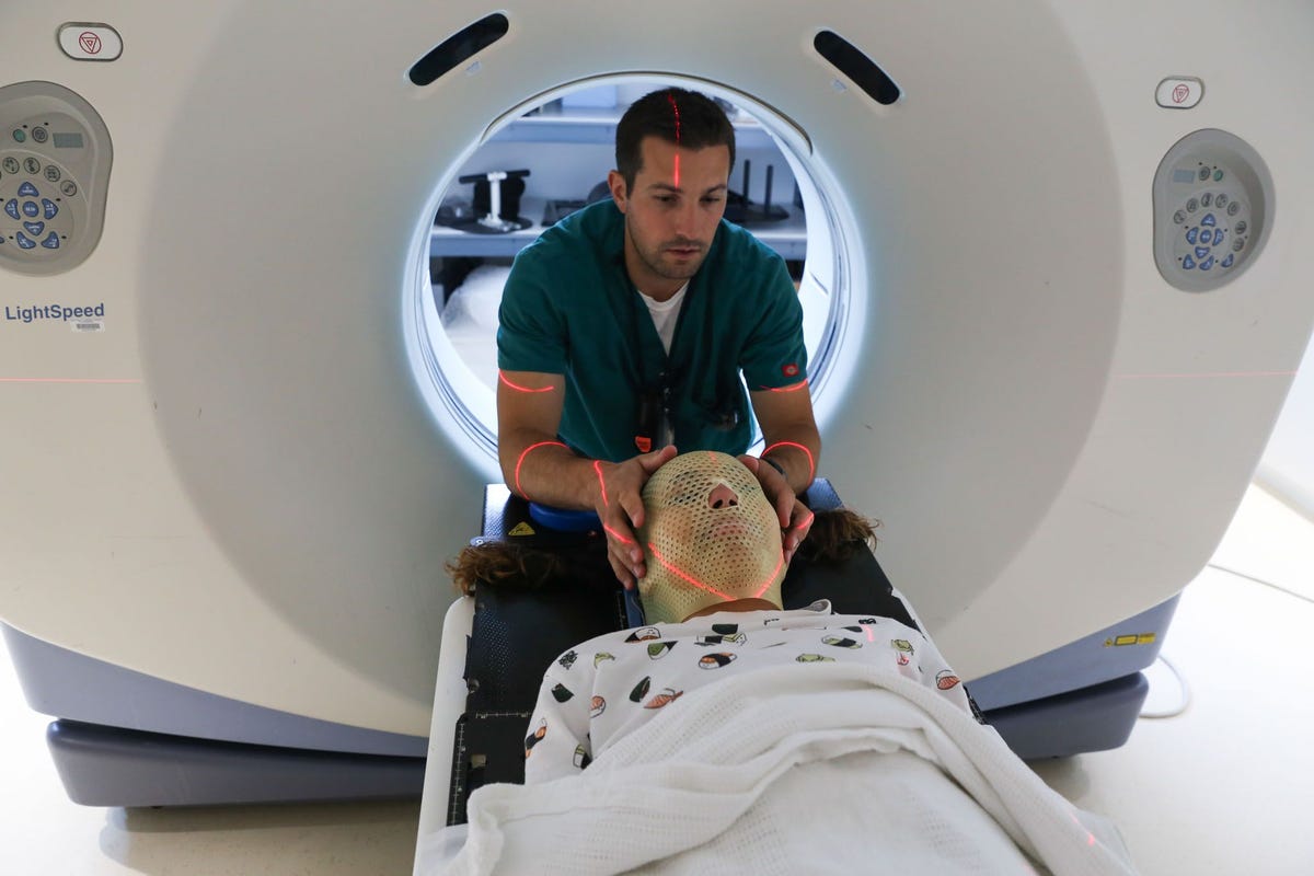Nadat ze meer last kreeg van symptomen kreeg ze snel een MRI waaruit bleek dat de tumor was gegroeid Op deze foto krijgt Lola een masker aangemeten ter voorbereiding op tien bestralingsronden