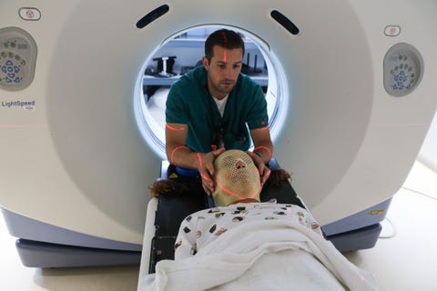 Nadat ze meer last kreeg van symptomen kreeg ze snel een MRI waaruit bleek dat de tumor was gegroeid Op deze foto krijgt Lola een masker aangemeten ter voorbereiding op tien bestralingsronden