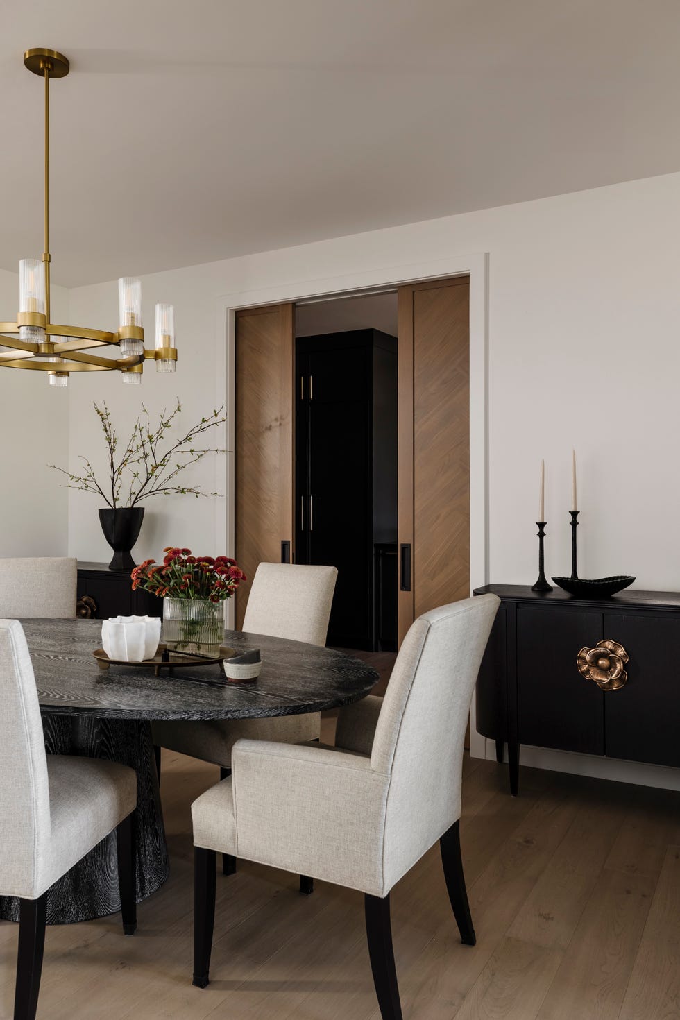 una casa familiar que combina madera, metales bruñidos y diseño a medida para vivir con estilo y funcionalidad