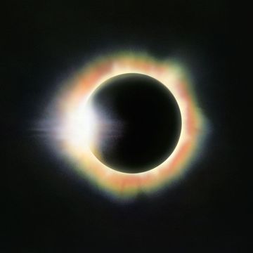bij deze totale zonsverduistering is nog een minuscuul stukje van de zonneschijf achter de maan te zien waardoor het zogenaamde diamantringeffect optreedt locatie miahuatlan mexico