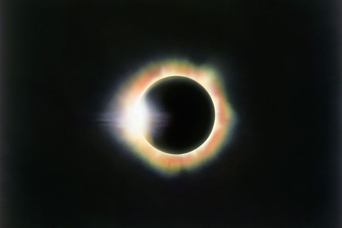Bij deze totale zonsverduistering is nog een minuscuul stukje van de zonneschijf achter de maan te zien waardoor het zogenaamde diamantringeffect optreedt  Locatie Miahuatlan Mexico