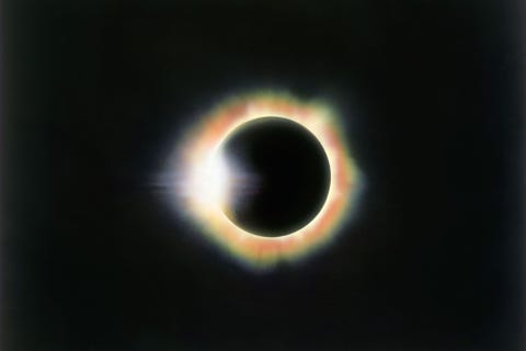 Bij deze totale zonsverduistering is nog een minuscuul stukje van de zonneschijf achter de maan te zien waardoor het zogenaamde diamantringeffect optreedt  Locatie Miahuatlan Mexico
