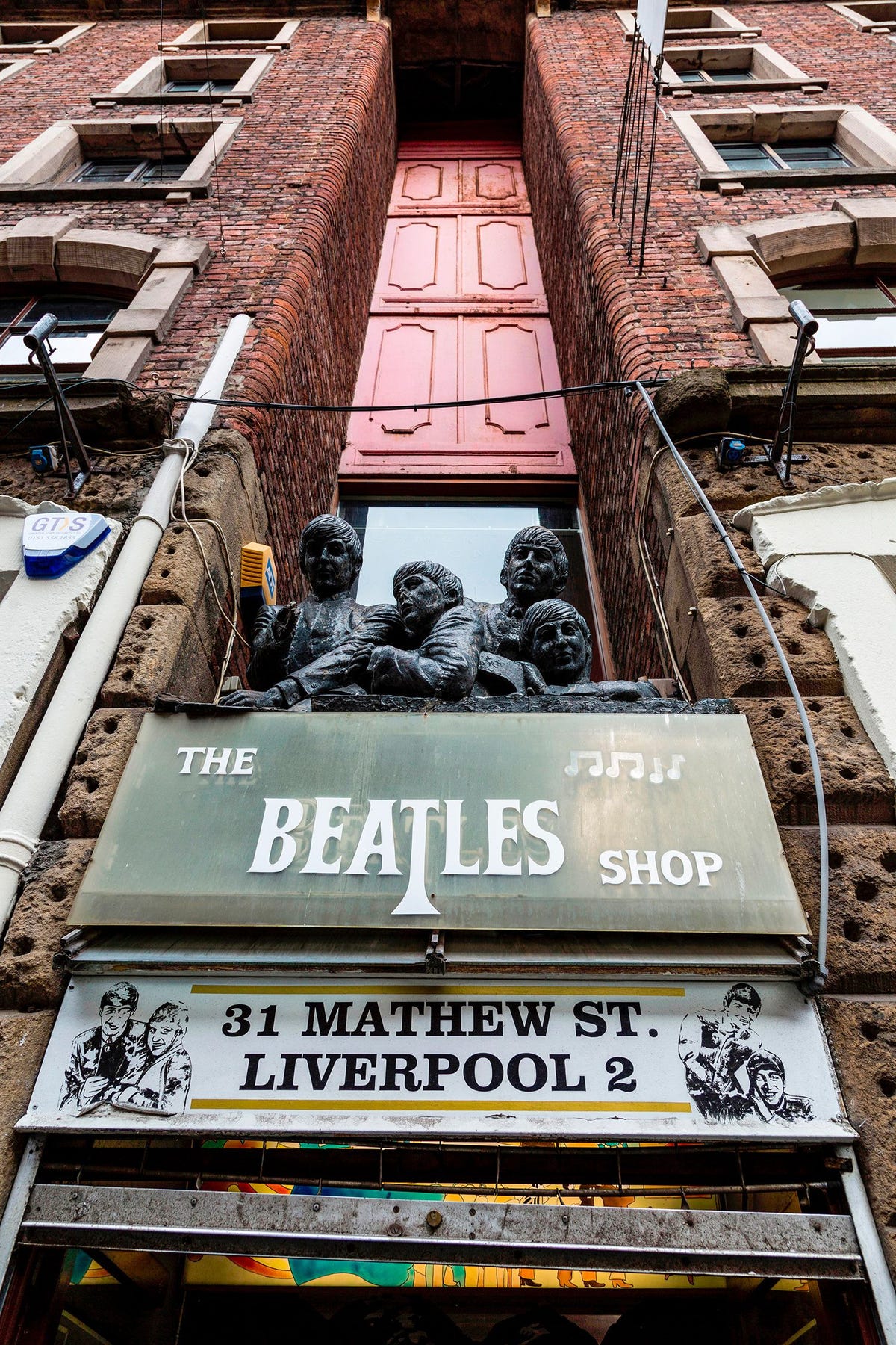 Op een paar meter van The Cavern Club huist The Beatles Shop Mathew Street Liverpool