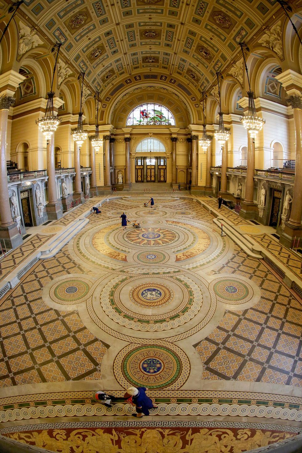 De vloer 1852 van St Georges Hall is belegd met dertigduizend handgemaakte mozaeken tegels die onder meer Liverpools mariene geschiedenis verbeelden