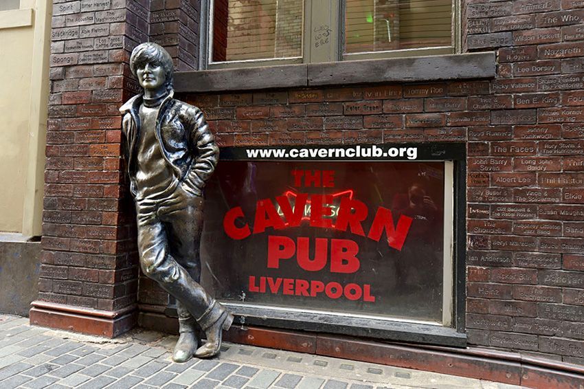 Standbeeld van John Lennon voor The Cavern Club Mathew Street