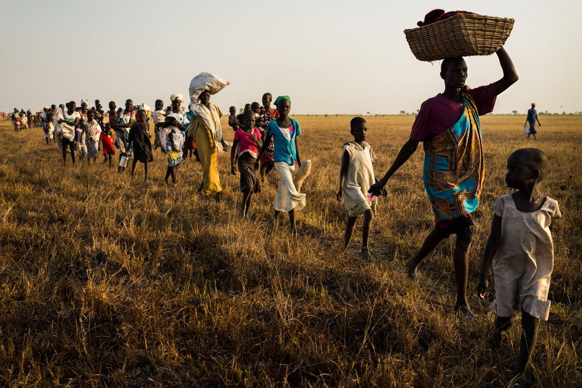 Na maanden zonder voedselhulp lopen tienduizenden mensen in 2015 naar de plek waar humanitaire hulp wordt uitgedeeld Doordat de afgelegen wetlands van ZuidSoedan werden afgesneden als gevolg van gevechten en het regenseizoen zijn veel mensen van de honger gestorven