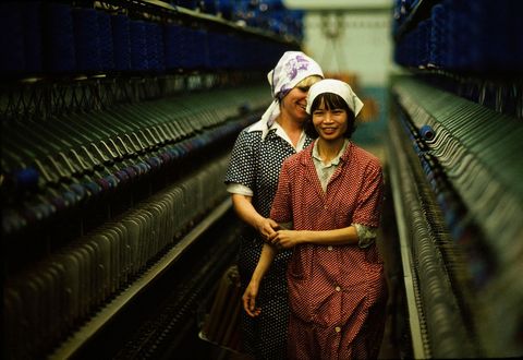 Een verhaal uit de editie van maart 1990 beschreef de economische groei in Siberi Deze foto toont een Vietnamese immigrant met haar collega in een textielfabriek Ze vertrok uit Vietnam nadat ze hoorde dat er werkkrachten nodig waren