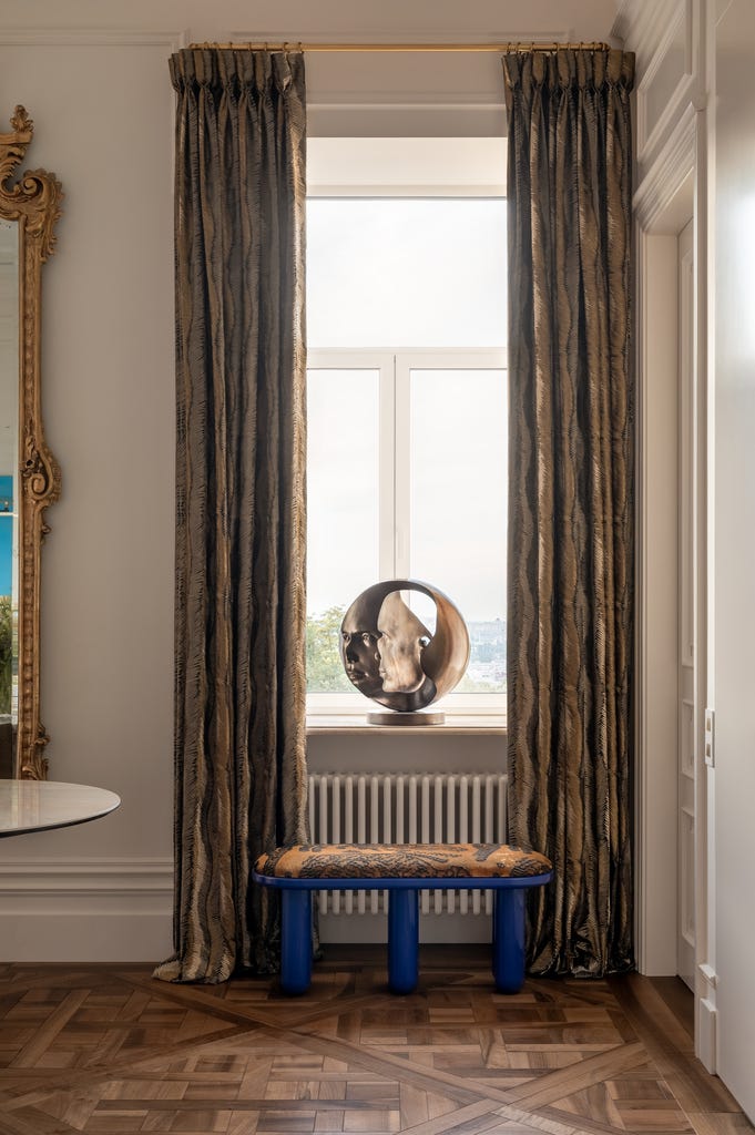 un apartamento de techos altos que combina historia, diseno, arte y funcionalidad