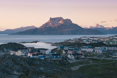 NUUK GROENLANDWarm avondlicht valt op de flanken van de Sermitsiaq de befaamde berg die uittorent boven de hoofdstad van Groenland Nuuk Zomer in Groenland is iets fantastisch zegt fotograaf Kiliii Yuyan De zon schijnt 24 uur per dag maar het seizoen duurt maar kort Mensen trekken er zoveel mogelijk op uit voordat de winter het reizen weer bemoeilijkt