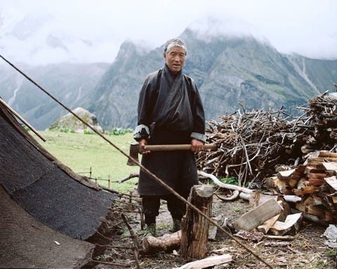 In zijn zomerkamp bij de Masanganggletsjer hakt Tshering hout Hij weet niet zeker of zijn kinderen zullen kiezen voor het nomadische bestaan van jakhoeders dat deze familie generaties lang heeft geleid Het leven verandert snel in Laya waarbij sommigen een kantoorbaan zoeken in plaats van voor het boerenleven te kiezen