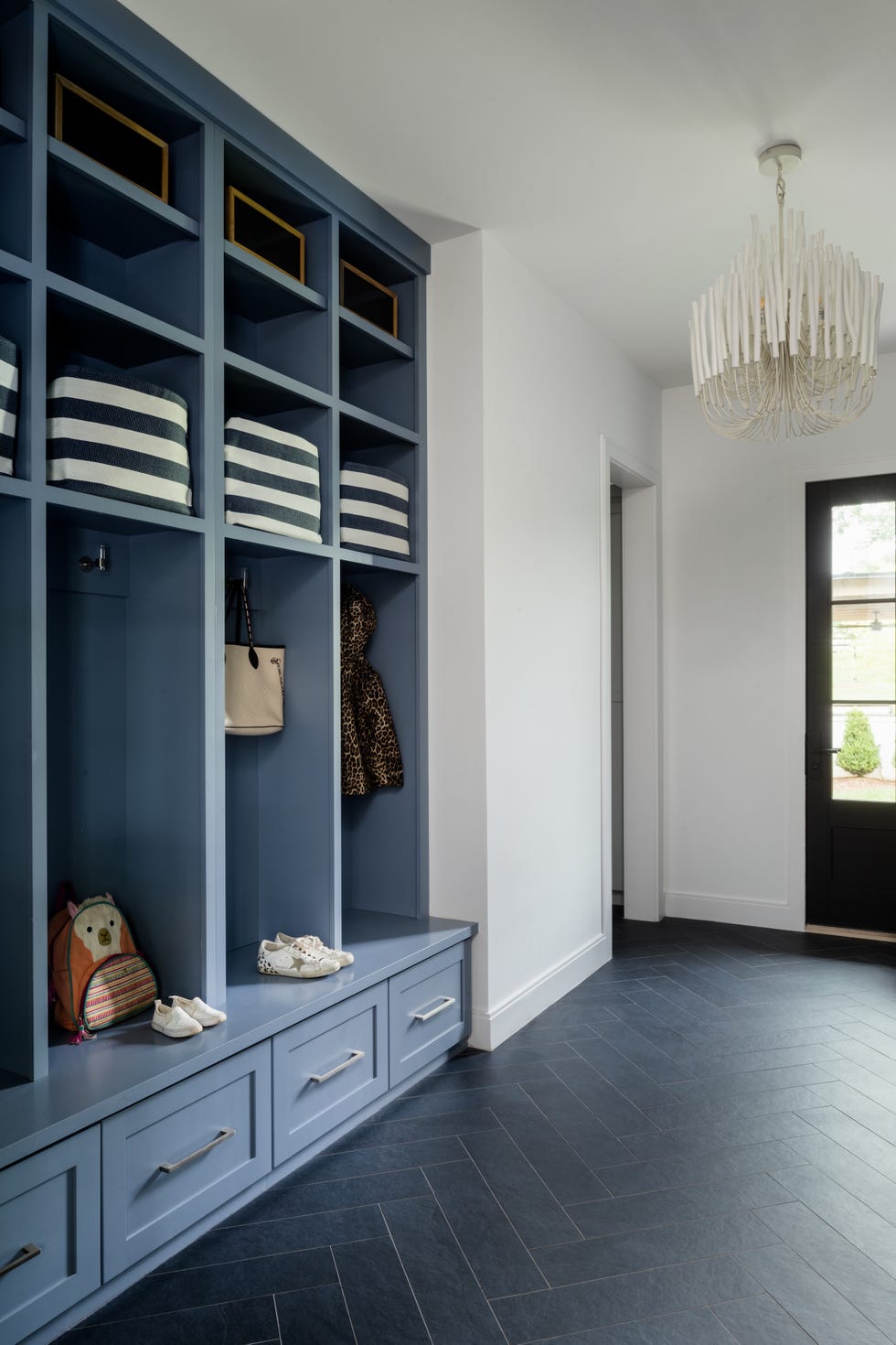 casa nueva pensada para crecer en familia con materiales duraderos y un interiorismo elegante y funcional