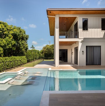 Casa estilo rústico contemporáneo: jardín con piscina casa estilo rústico contemporáneo: jardín con piscina