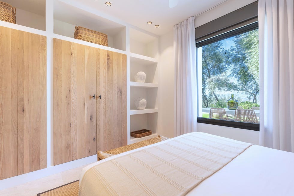 estantería de obra con puertas de madera