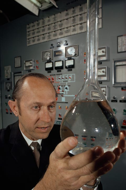 https://www.nationalgeographic.com/content/dam/environment/2019/09/environmental-victories-gallery/20-environmental-victories-facts.jpg Een ingenieur toont een kolf met water dat in 1970 uit rioolwater is gedestilleerd Nadat de ergste industrile vervuiling was aangepakt richtten toezichthouders hun aandacht op een ander groot probleem voor de waterkwaliteit rioolwater Met de Water Quality Act van 1987 werd ook het Clean Water State Revolving Fund in het leven geroepen waarmee de modernisering van waterzuiveringsinstallaties in de hele VS kon worden gefinancierd