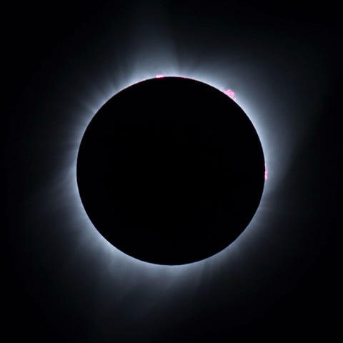 In Wyoming bereikt de zonsverduistering van 2017 het moment waarop de zonneschijf volledig is afgedekt De lage middagbewolking nam plotseling de perzikkleur van de avondschemer aan dag veranderde in nacht en wij werden gehuld in een ijzige avondkilte schrijft fotograaf Stephen Wilkes