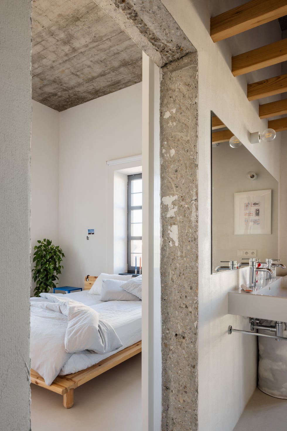 este apartamento gana mas de 17 metros habitables gracias a la altura de los techos y soluciones ingeniosas