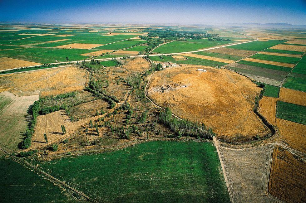 De foto hierboven toont de twee locaties van atalhyk de oostelijke heuvel rechts en de westelijke heuvel links van de weg die tussen de twee heuvels doorloopt