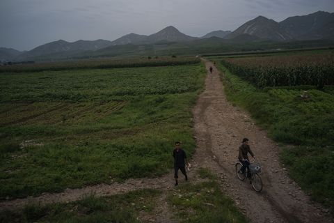 Een landweg op het platteland bij Kaesong in NoordKorea
