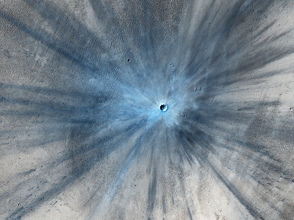 Deze spectaculaire en recente inslagkrater heeft een doorsnede van ongeveer dertig meter en wordt omringd door de langgerekte schroeistralen van de inslagzone