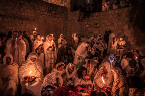 https://www.nationalgeographic.com/content/dam/photography/rights-exempt/most-moving-photos-2017/20-moving-2017-bible-archaeology-ethiopianbible-orthodox-easter-holy-sepulchre.jpg Oostersorthodoxe pelgrims uit Ethiopi vieren het Paasfeest bovenop de HeiligGrafkerk in Jeruzalem In een slepend conflict met Egyptische Kopten bezetten Ethiopische monniken al tweehonderd jaar lang een klooster op het dak van de kerk om hun recht op een gedeelte van het heiligdom kracht bij te zetten