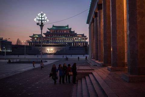 Een groepje studenten loopt langs het Koreaans Centraal Geschiedenismuseum in Pyongyang Het museum opende in 1945 zijn deuren en biedt een rondleiding door de Koreaanse geschiedenis en cultuur gezien door de lens van de NoordKoreaanse propaganda