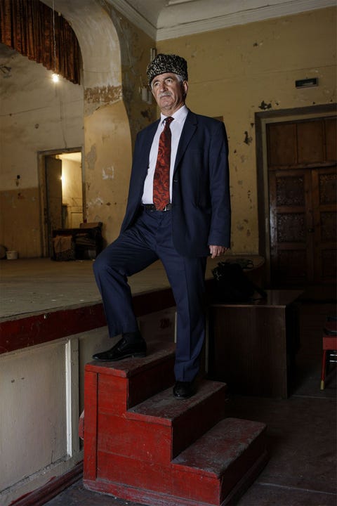 Vol trots over zijn getalenteerde leerlingen en dappere artiesten beklimt Askhabali Gasanov van de in 2004 opgerichte circusstudio Pehlivan het podium in het verlaten theater dat dienstdoet als trainingscentrum in Machatsjkala