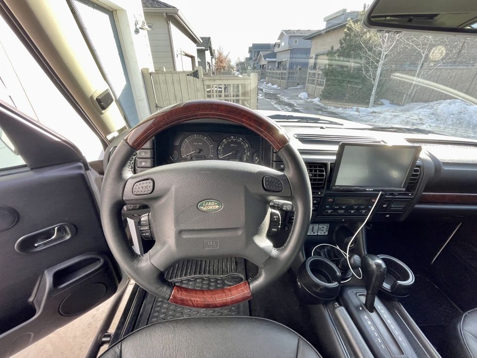 2004 land rover discovery ii interior with aftermarket infotainment