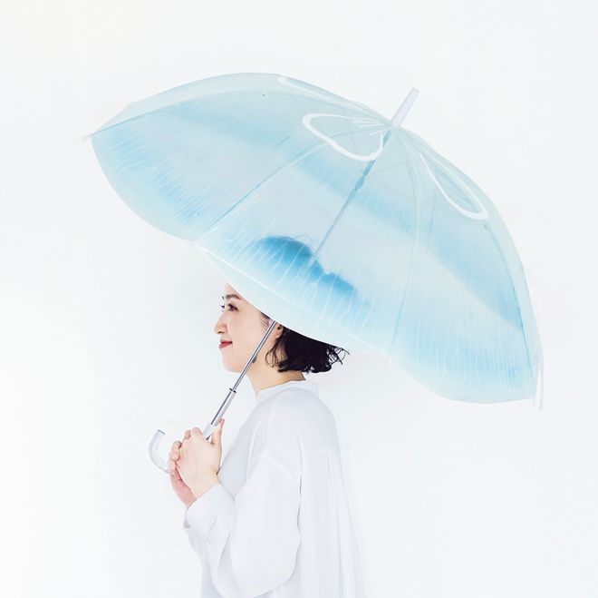 近期日本網拍品牌felissimo 與山形縣的加茂水族館以水母優雅、飄逸的形象為靈感，聯名推出三款外型超療癒的「透明系水母雨傘」！