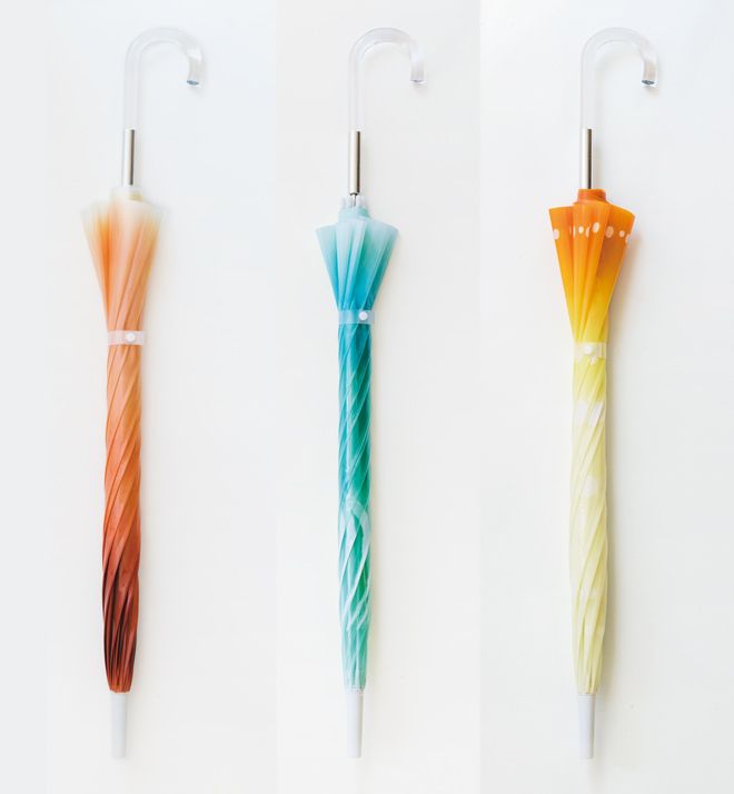 近期日本網拍品牌 felissimo 與山形縣的加茂水族館以水母優雅、飄逸的形象為靈感，聯名推出三款外型超療癒的「透明系水母雨傘」！