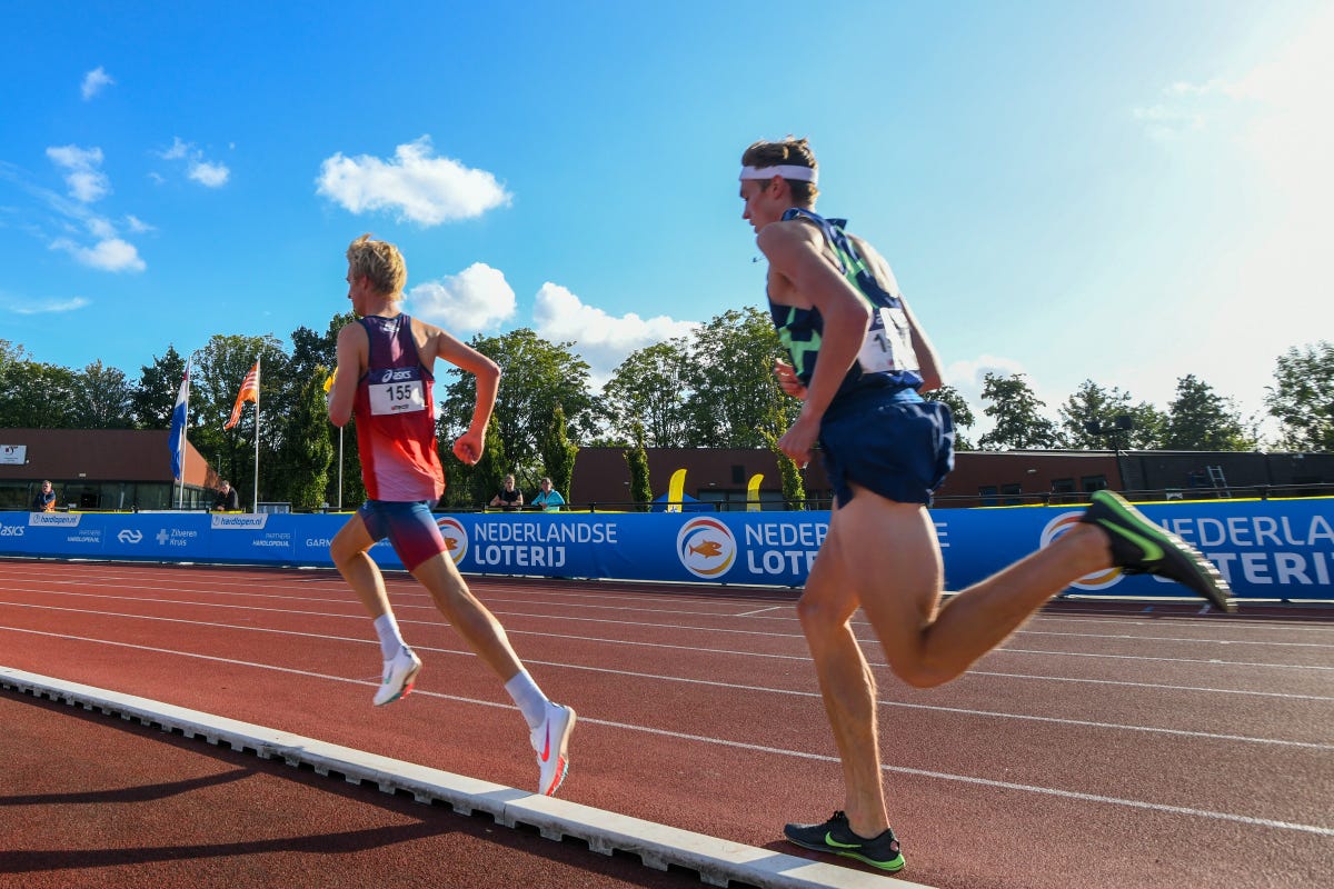 frank futselaar en mike foppen op de 5000 meter op het nk atletiek 2020 in utrecht