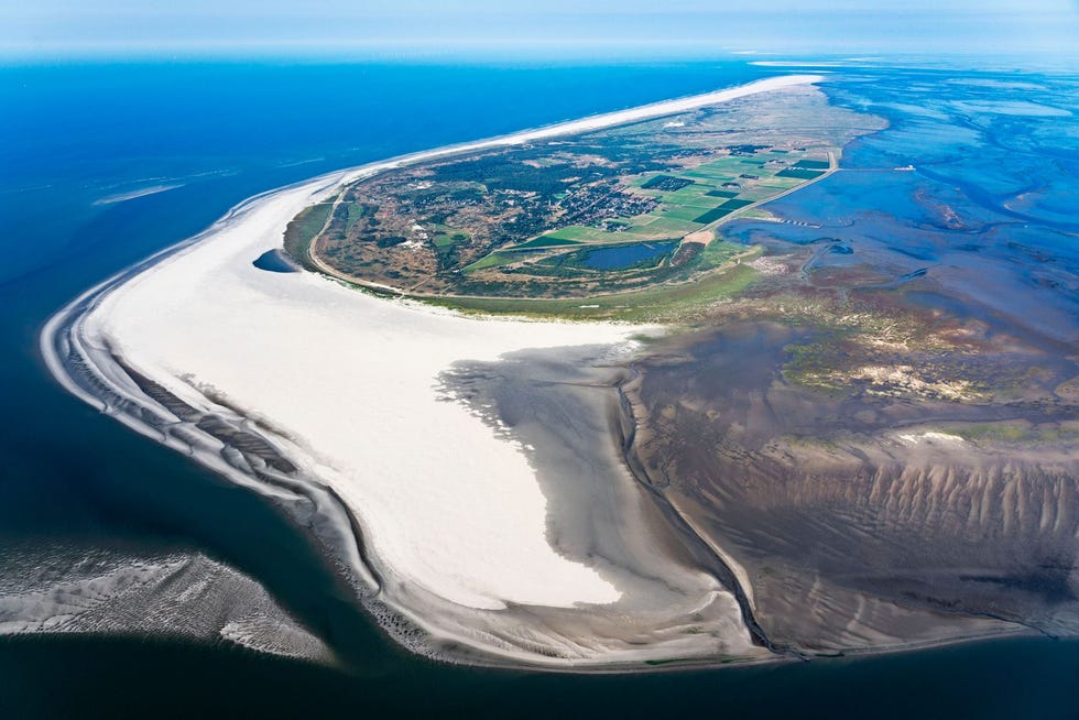 Schiermonnikoog gefotografeerd vanuit het westen Het eiland dankt zijn naam aan de monniken in schier grijs habijt die het eiland oog tot 1580 bewoonden