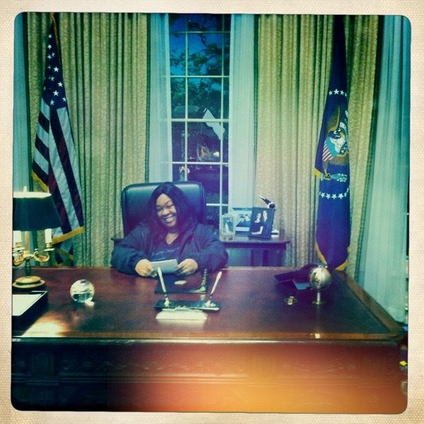 shonda rhimes sitting in the oval office on the ‘scandal’ set