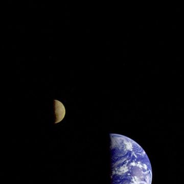 de ruimtesonde galileo de eerste die een asterode bezocht en de manen van jupiter grondig onderzocht maakte deze compositiefoto van de aarde en de maan op 16 december 1992 op ruim zes miljoen kilometer van de aarde