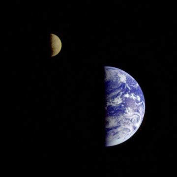 de ruimtesonde galileo de eerste die een asterode bezocht en de manen van jupiter grondig onderzocht maakte deze compositiefoto van de aarde en de maan op 16 december 1992 op ruim zes miljoen kilometer van de aarde