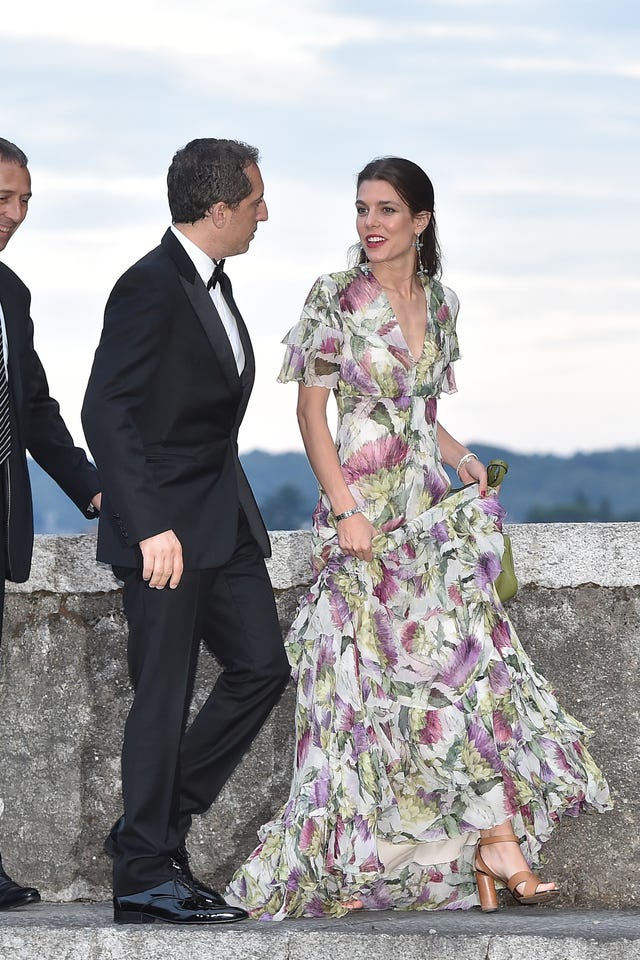 Carlota Casiraghi con vestido de flores y sandalias en la boda de su hermano y Beatrice Borromeo