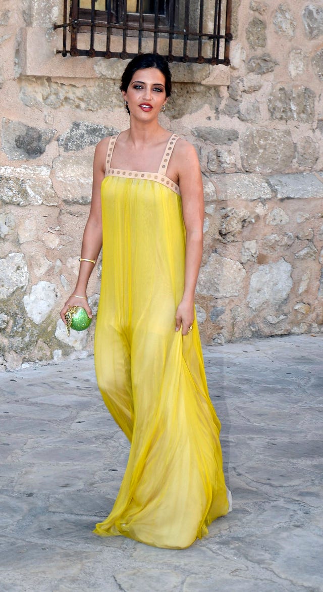 Sara Carbonero con vestido largo amarillo en la boda de su prima en 2015