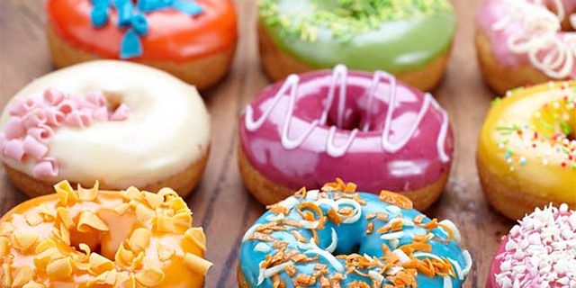 donuts with frosting 