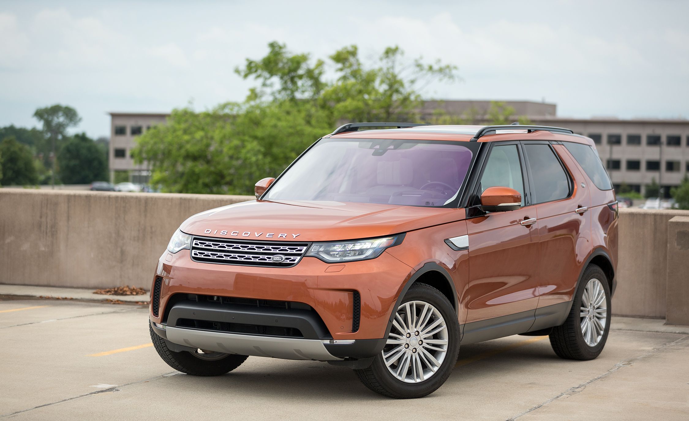 2018 Land Rover Discovery In Depth Model Review Car And Driver