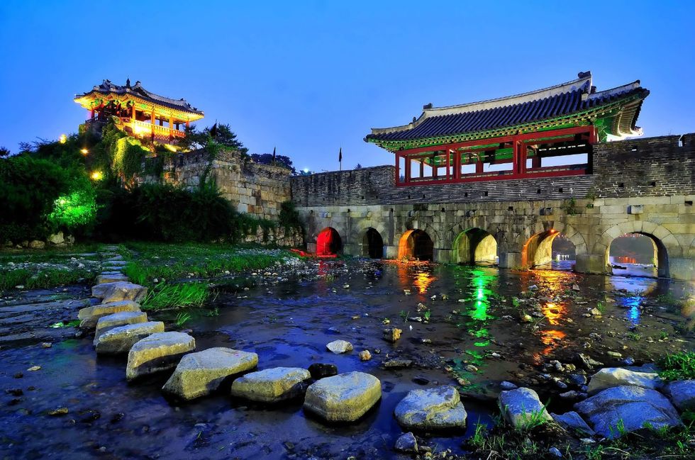 Nature, Water, Landmark, Architecture, Pond, Tourism, Chinese architecture, Sky, Historic site, Town, 