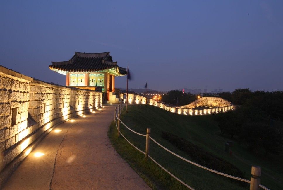 Landmark, Architecture, Wall, Chinese architecture, Night, Sky, Lighting, Historic site, Building, Tourist attraction, 