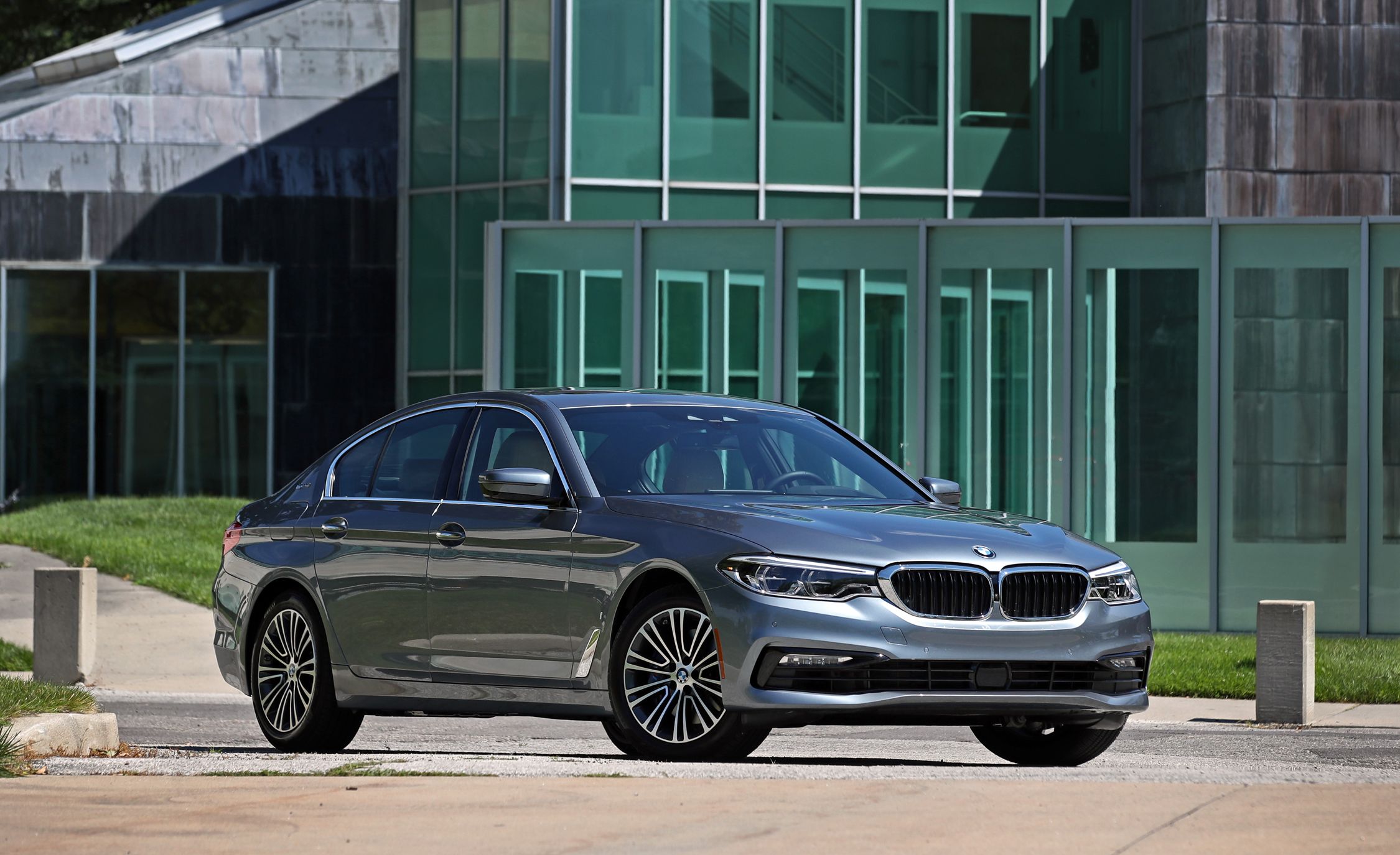 BMW 5 Series: Storage compartments in the cargo area BMW 5 Series: Storage compartments in the cargo area