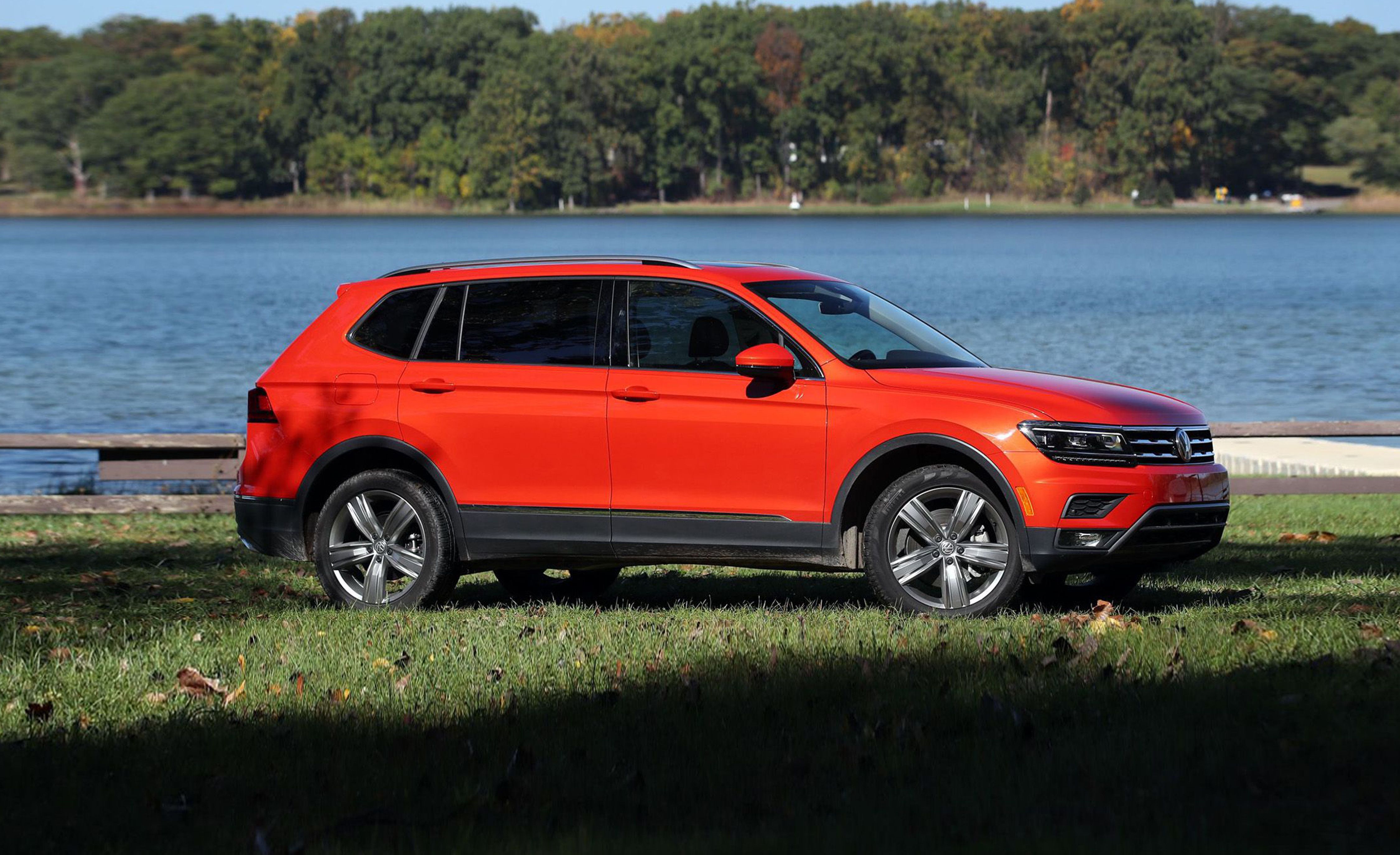 Volkswagen Tiguan Reviews Volkswagen Tiguan Price Photos And Specs Car And Driver