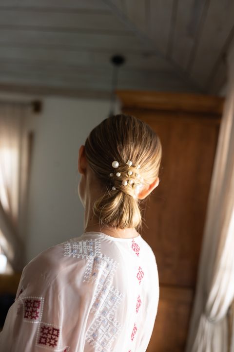 the bride's hairstyle