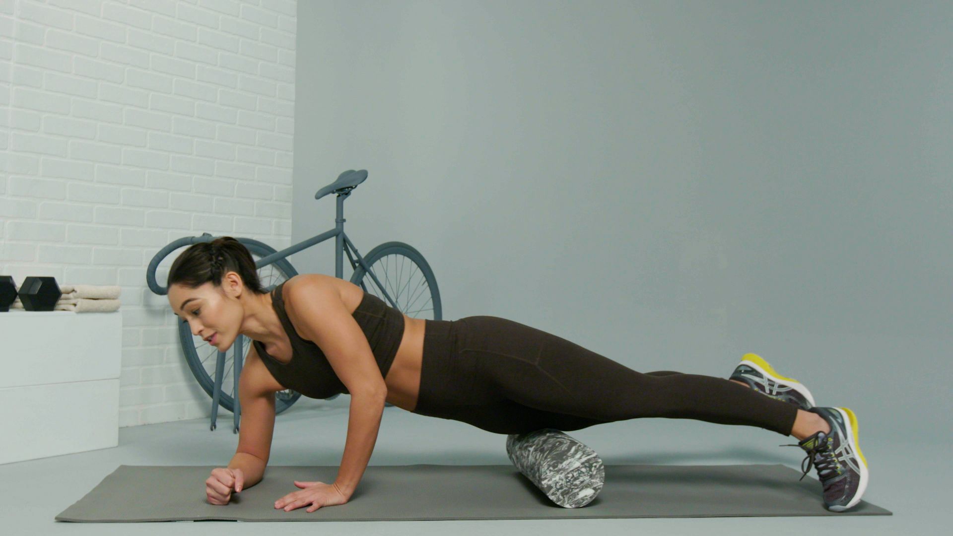 how to use a foam roller, quads