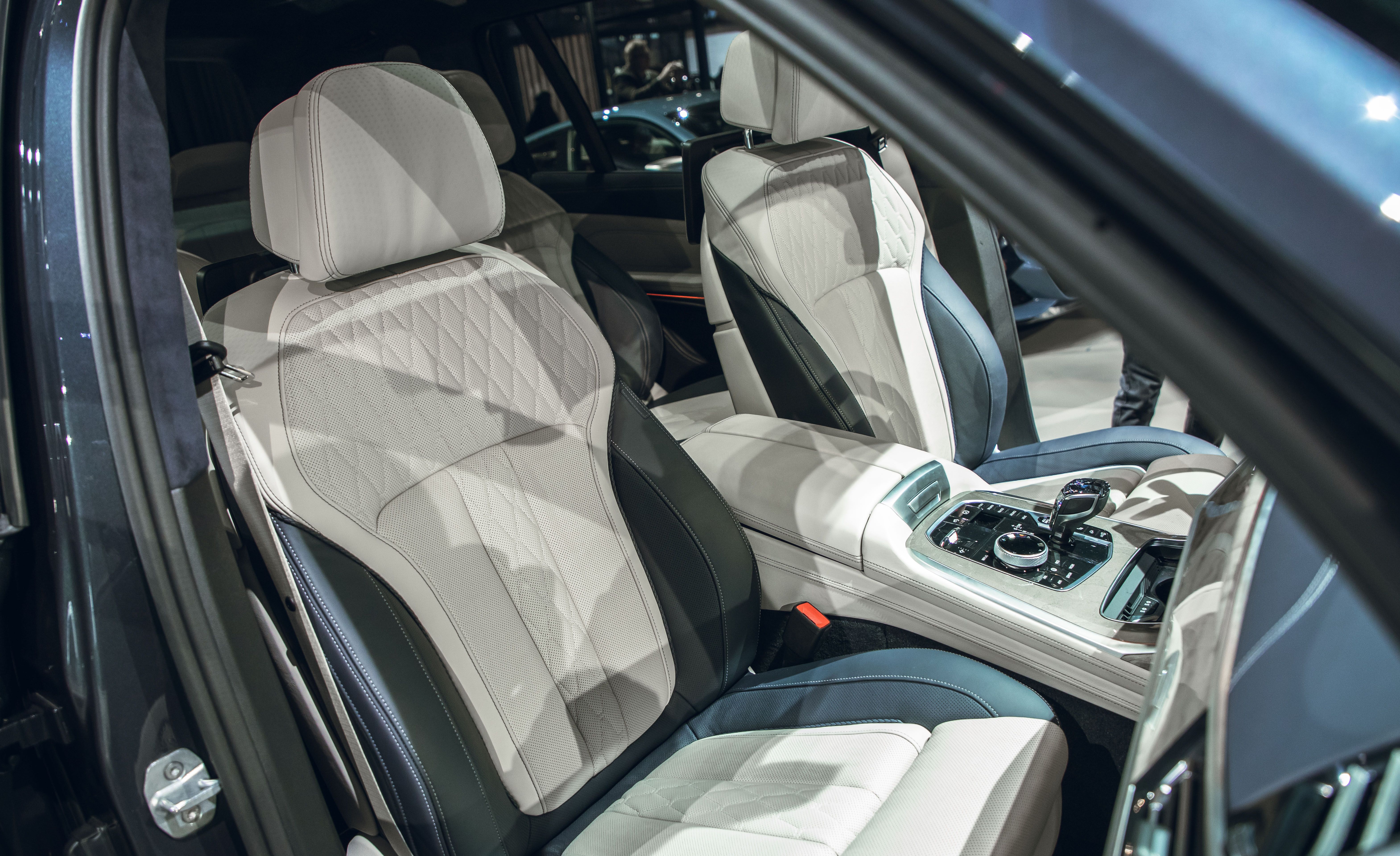 2019 Bmw X7 Reviews Bmw X7 Price Photos And Specs Car And Driver