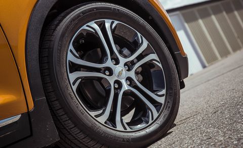 Alloy wheel, Tire, Rim, Wheel, Automotive tire, Auto part, Synthetic rubber, Spoke, Vehicle, Automotive wheel system, 