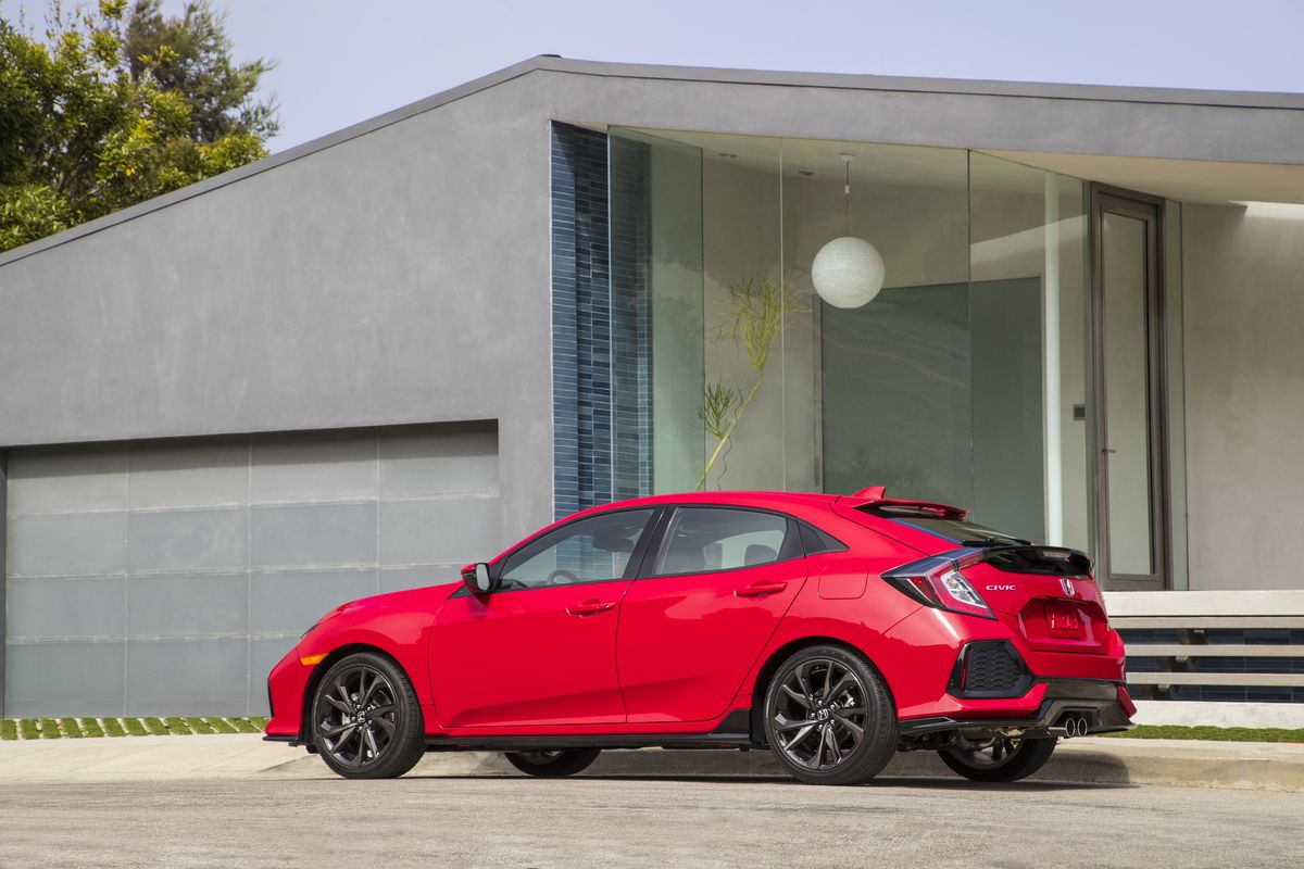 https://hips.hearstapps.com/hmg-prod/images/2019-honda-civic-hatchback-147-medium-jpg-1547486361.jpg